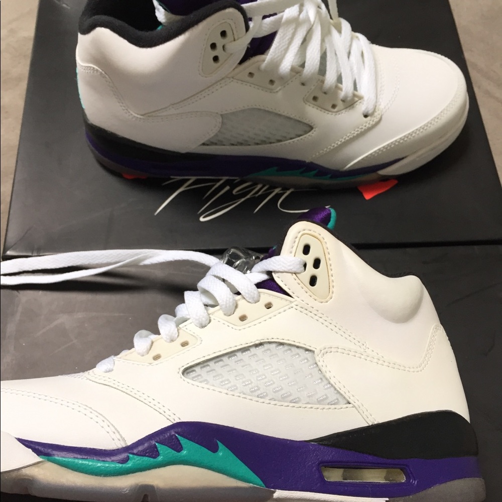 **SOLD**Kids Air Jordan Grape 5 - White- Size 6Y - Picture 4 of 5